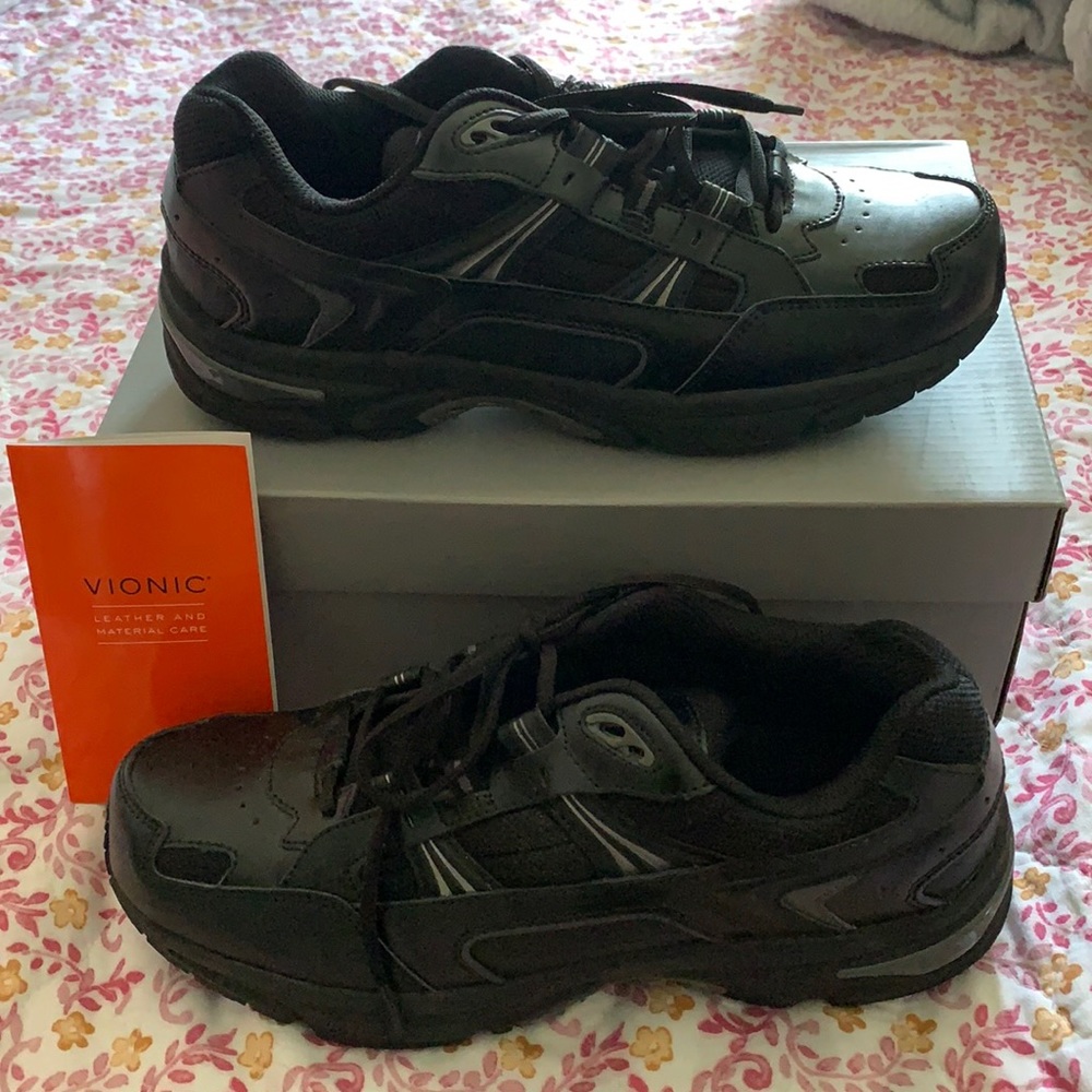 Vionic Black walker tennis shoes {Wide)